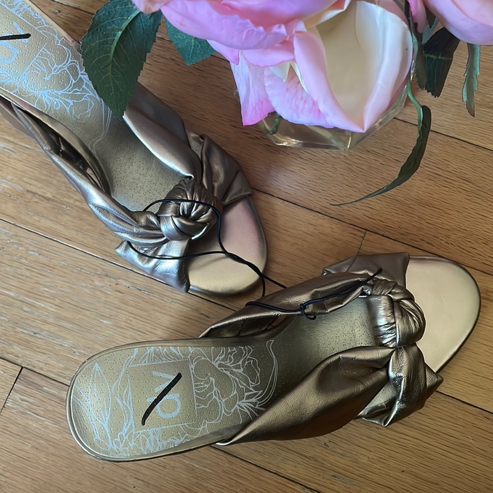 New Dolce Vita DV Open Toe Slide on Metallic heels size 6.5